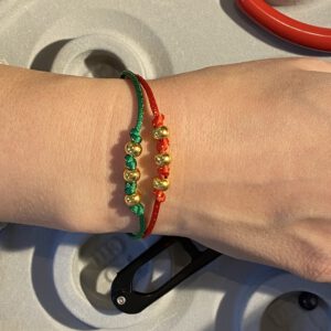 Armband rot mit goldfarbenen Perlen oder grün mit goldfarbenen Perlen