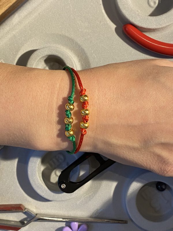 Armband rot mit goldfarbenen Perlen oder grün mit goldfarbenen Perlen