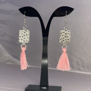 Ohrringe aus gehämmerten Silberplättchen mit rosa Quaste